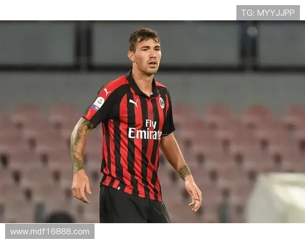 闹转会风波罗马尼奥利现身看台